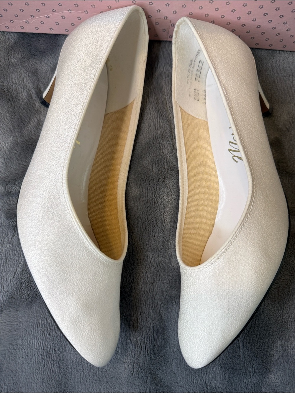 Marionat Women's White Ivory Pointed-Toe Satin Sheen Pump Size 8.5M Dyeable. - Picture 7 of 14